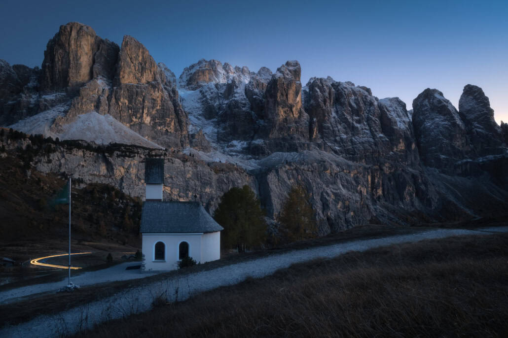 Itálie podzim Dolomity horský kostel a hory