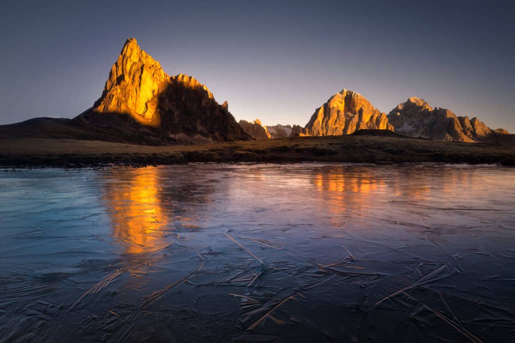 Dolomity Itálie podzim jezero hory klidná hladina